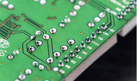 Introdução de agente antiespumante para limpeza de placas de circuito