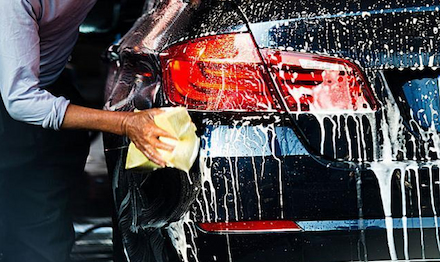 Agente antiespumante para limpeza de automóveis
